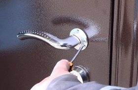 Замена дверной ручки металлической двери в Дегтярске