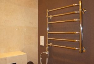 Установка электрического полотенцесушителя в ванной в Дегтярске